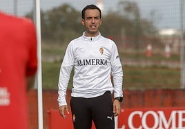 Borja Jiménez, dirigiendo un entrenamiento en Mareo.