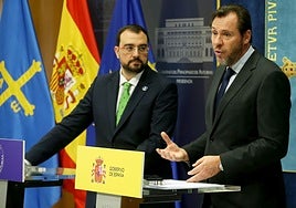 El ministro Óscar Puente, en su última visita a Asturias, en febrero de 2024, junto al presidente del Principado, Adrián Barbón.