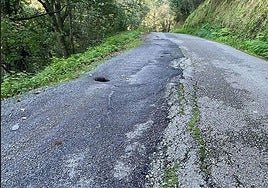 Estado de la carretera AS-330 en Villaviciosa.