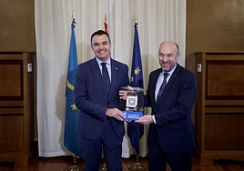 Guillermo Peláez, el año pasado, haciendo entrega del proyecto de ley presupuestario de 2025 al presidente de la Junta, Juan Cofiño