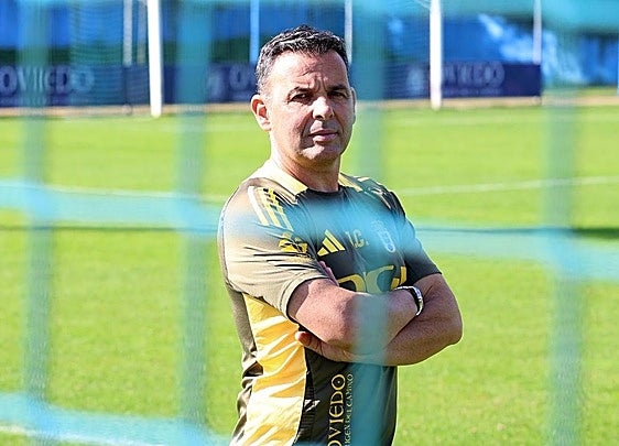 Javier Calleja, durante su etapa como entrenador del Real Oviedo.