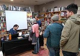 Blas Moreno presentó y firmó el libro, ayer, en La Buena Letra.