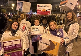 Saray Prieto, Nuria Nicolas, Chiara Suarez, Susana Casado y Patricia Tocino de Amosando la Igualdá se presentaron como farmacéuticas con «medicamentos para erradicar todas las violencias»