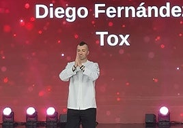 El cocinero Diego Fernández, de Regueiro, sube a ponerse la chaquetilla de una estrella Michelin en la gala celebrada este martes en Málaga.