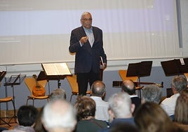 José Marcelino García, durante la presentación de su libro 'Gijón al pie de la letra', en el Centro de Cultura Antiguo Instituto.