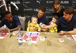 Otero y Kevin observan con una sonrisa a un joven seguidor, que sostiene Yáñez.