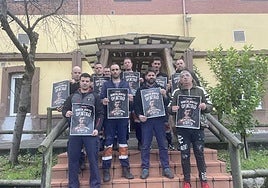 Miembros de la Brigada de Salvamento Minero y Julio García con el cartel anunciador de la concentración de este viernes