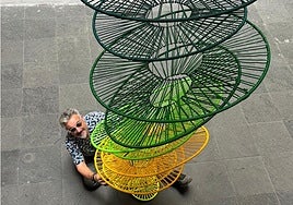 Pablo Armesto posa con su obra en el Centro Cultural Español en Ciudad de México.