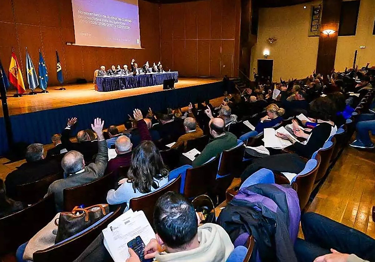 Una de las votaciones de la junta de accionistas de esta tarde en el Auditorio.