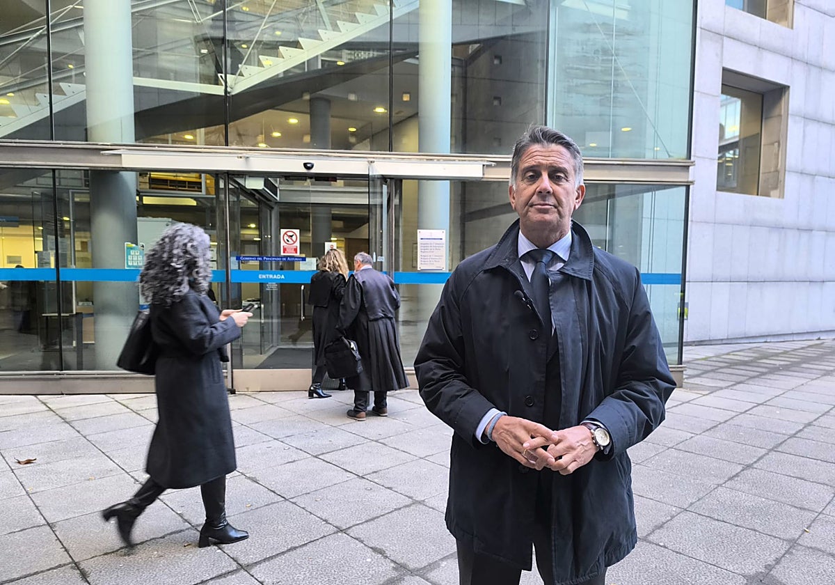 El diputado popular Manuel Cifuentes, a las puertas de los juzgado de Oviedo.