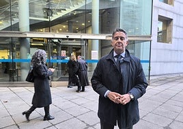 El diputado popular Manuel Cifuentes, a las puertas de los juzgado de Oviedo.