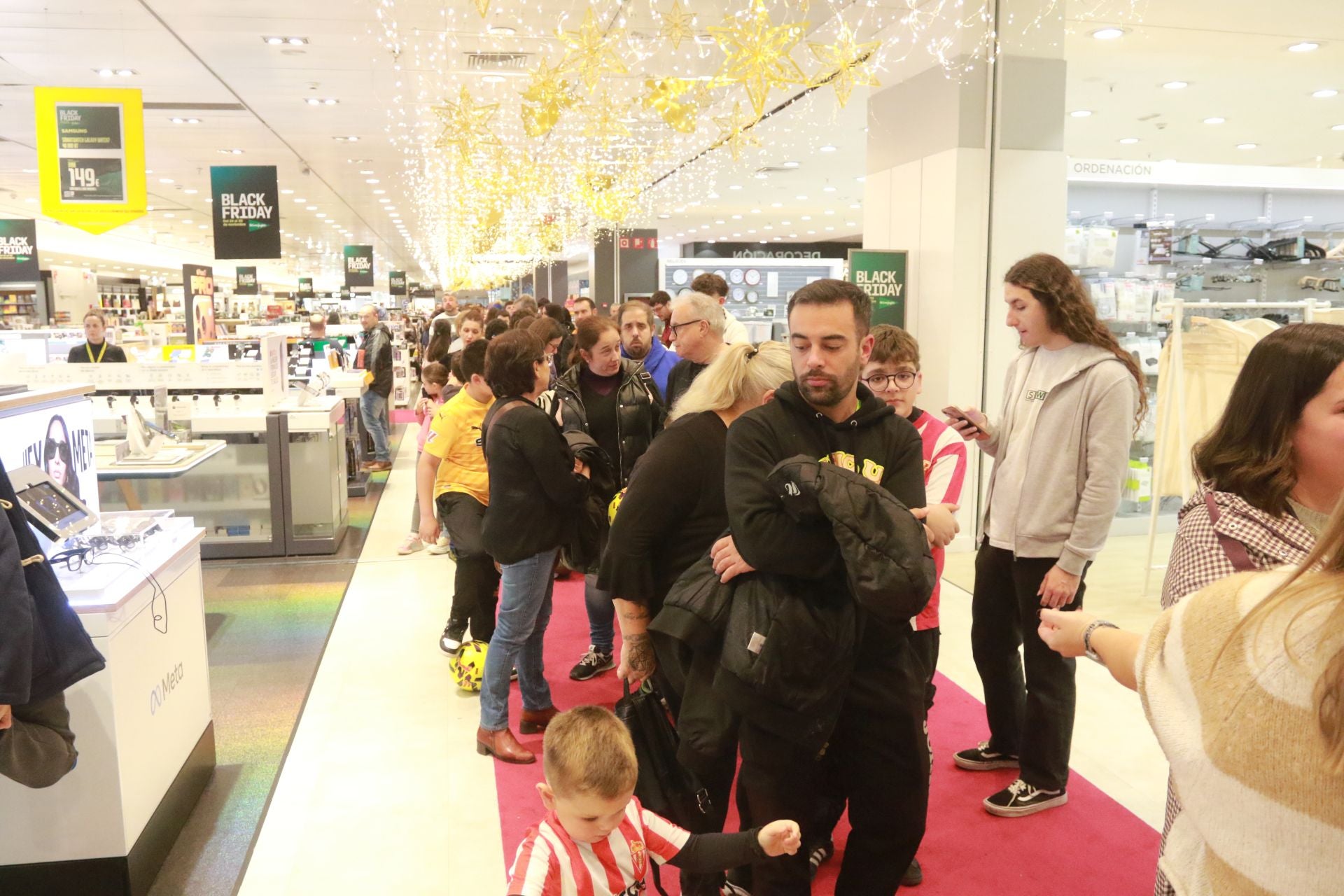 Los jugadores del Sporting firmaron autógrafos en El Corte Inglés