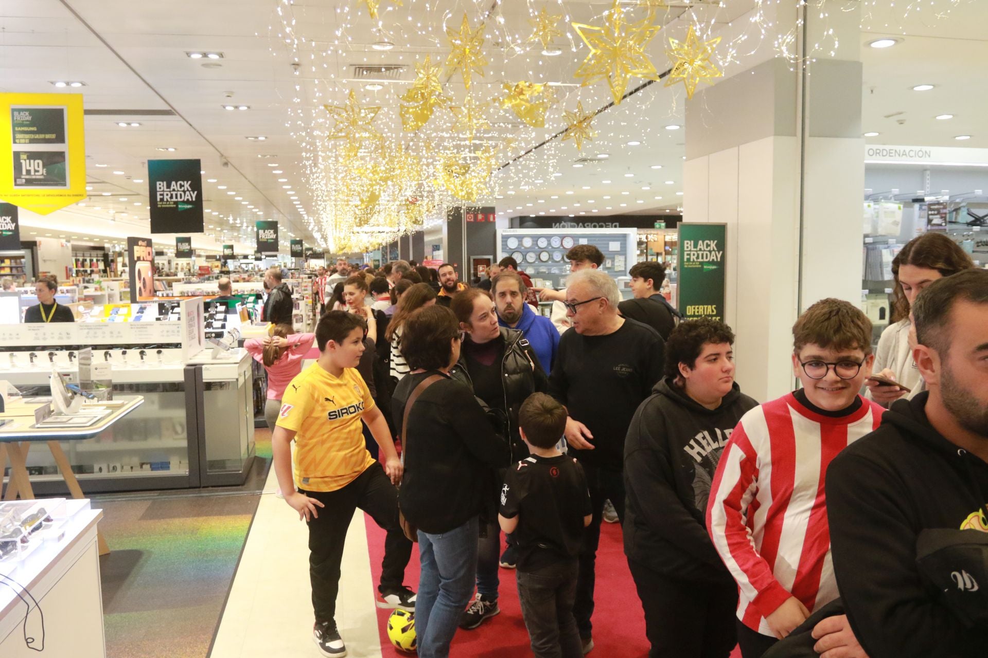 Los jugadores del Sporting firmaron autógrafos en El Corte Inglés