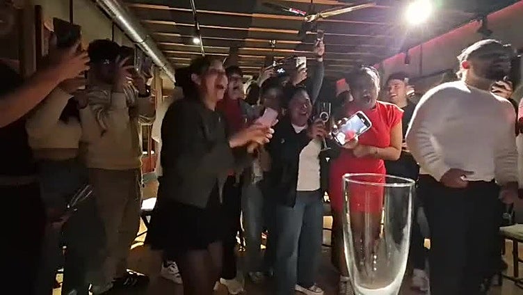 Emoción y abrazos: así vivió el Regueiro la concesión de la estrella Michelin