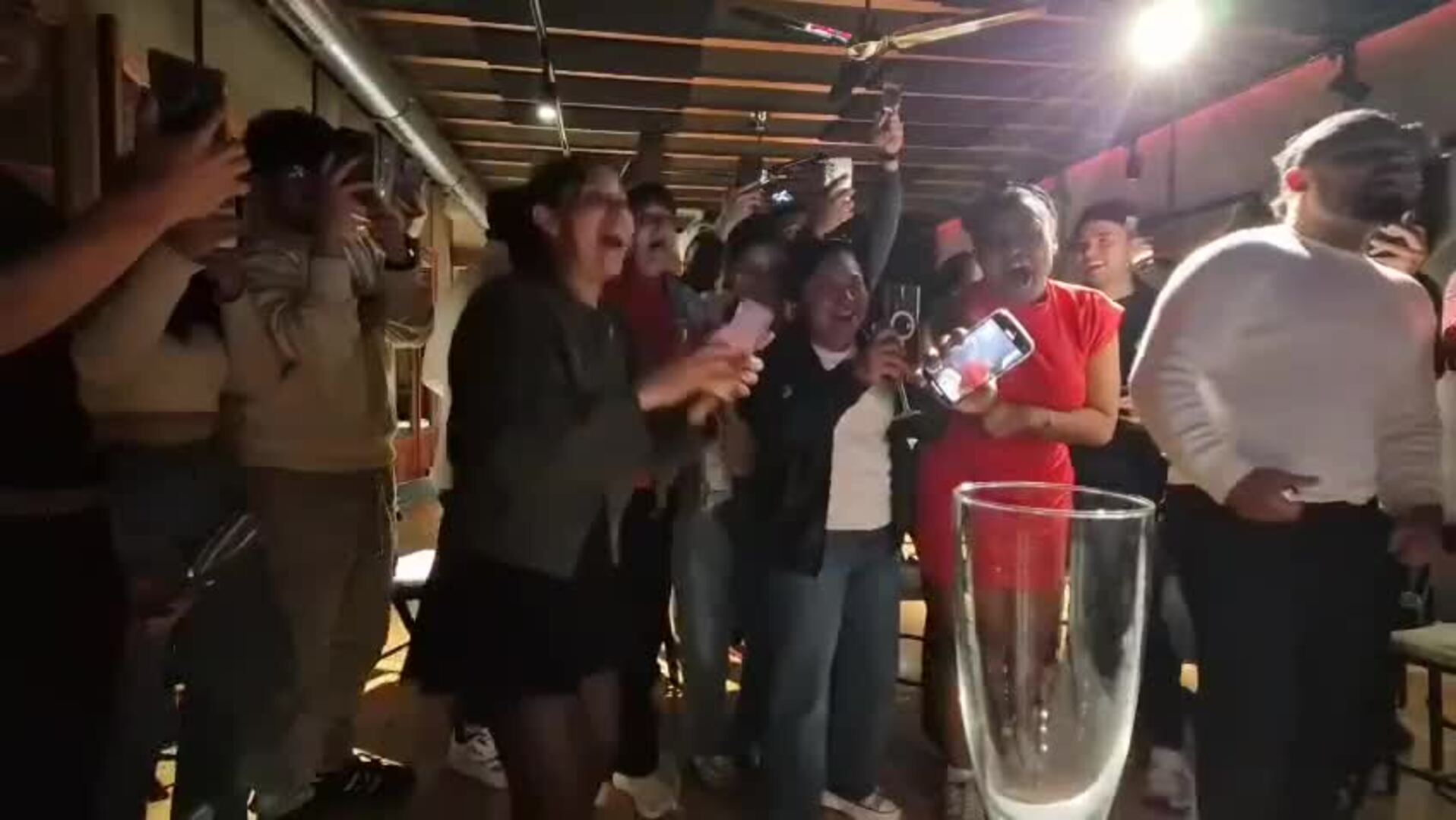 Emoción y abrazos: así vivió el Regueiro la concesión de la estrella Michelin