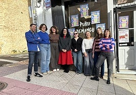 La consejera de Cultura, Vanessa Gutiérrez (cuarta por la izquierda), esta mañana, con parte del equipo de festival.