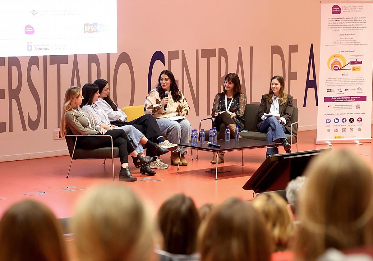 Carla del Llano, Rebeca Folledo, Alba Molina, Noema González, Pilar González y Marta Castañeda, durante la jornada de Buenas Prácticas en los Cuidados, que se celebró este miércoles en el HUCA.