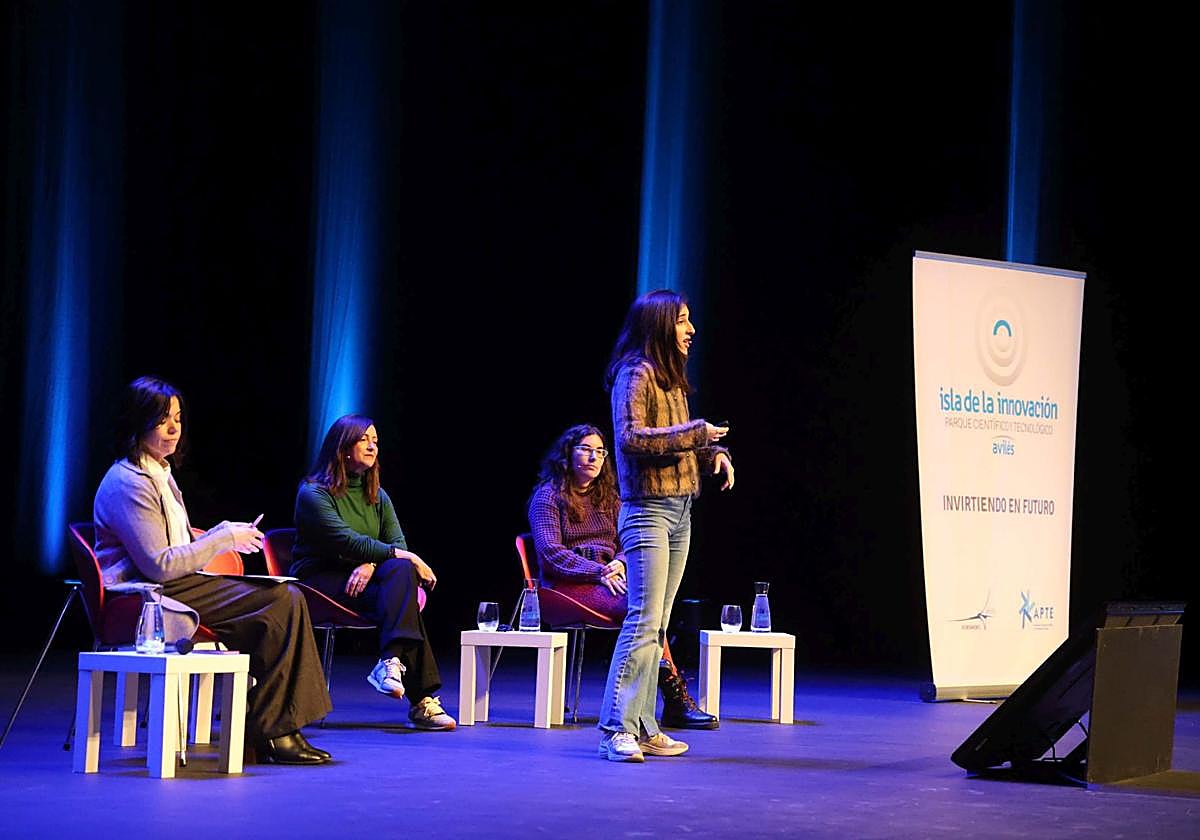 Celia Núñez, de pie, se dirige al auditorio del Centro Niemeyer.