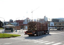 Un camión cargado con madera se dirige a la planta de Ence.