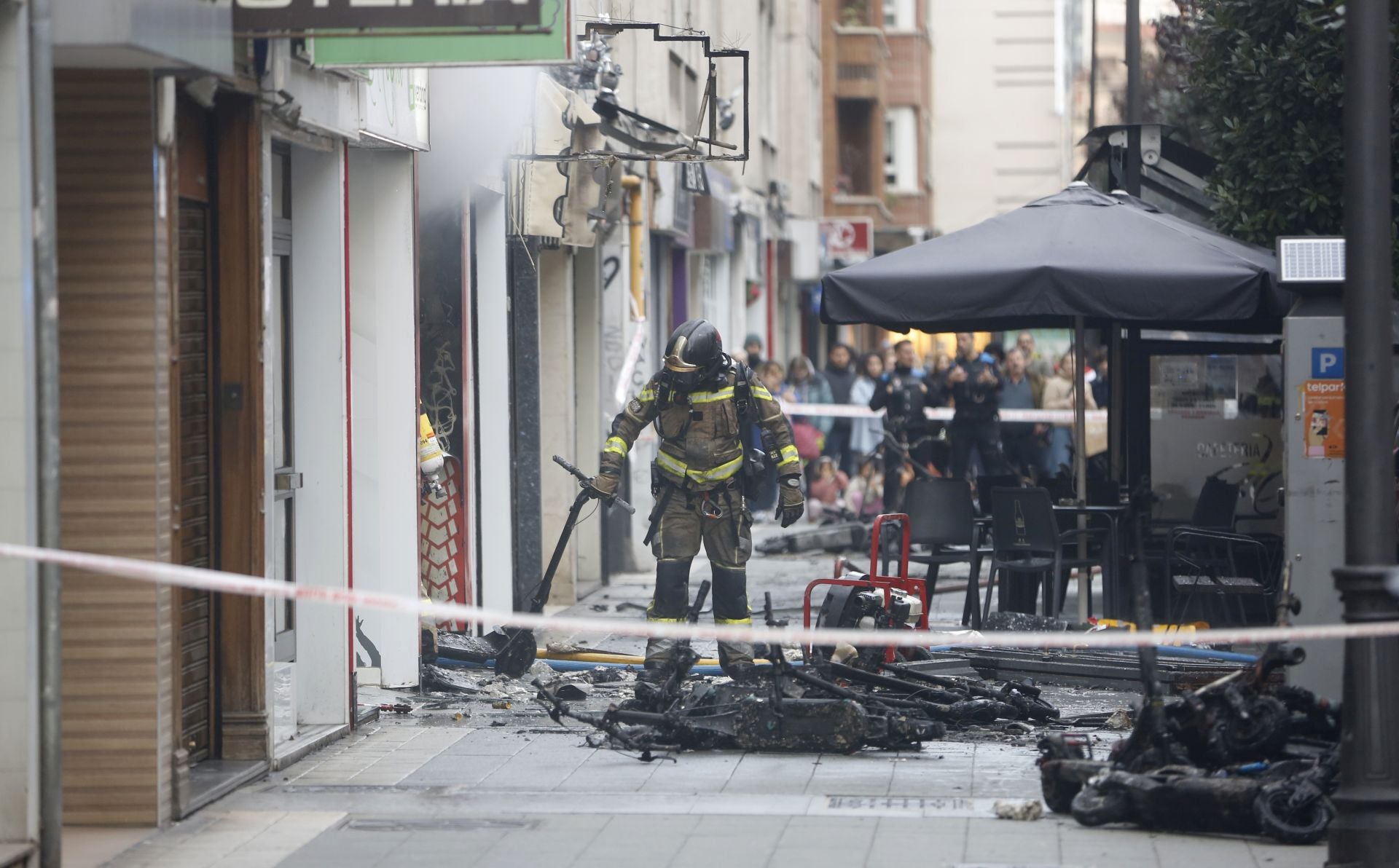Explosión en una tienda de patinetes eléctricos en Gijón, en imágenes