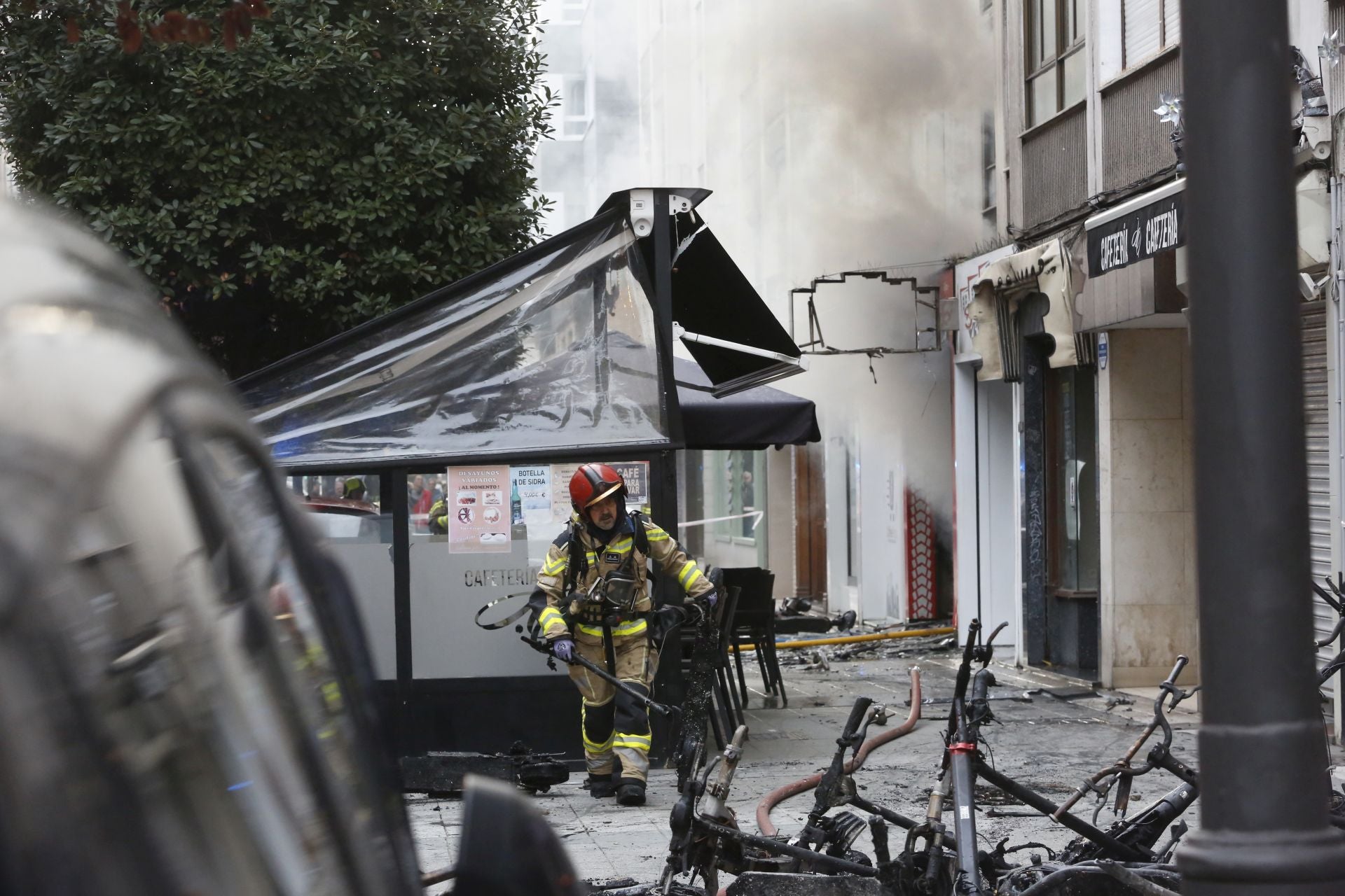 Explosión en una tienda de patinetes eléctricos en Gijón, en imágenes