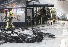 Explosión en una tienda de patinetes eléctricos en Gijón, en imágenes