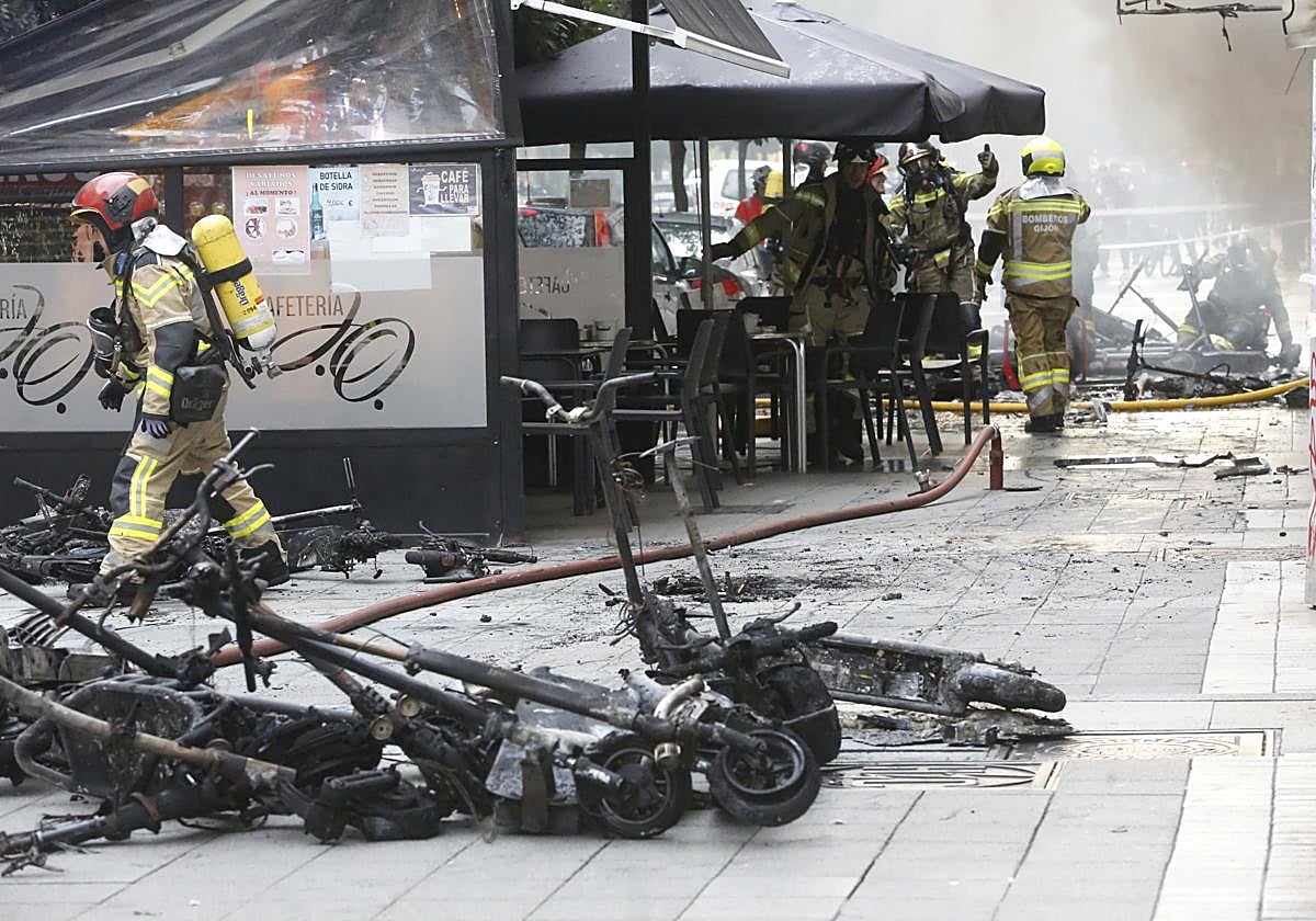 Explosión en una tienda de patinetes eléctricos en Gijón, en imágenes
