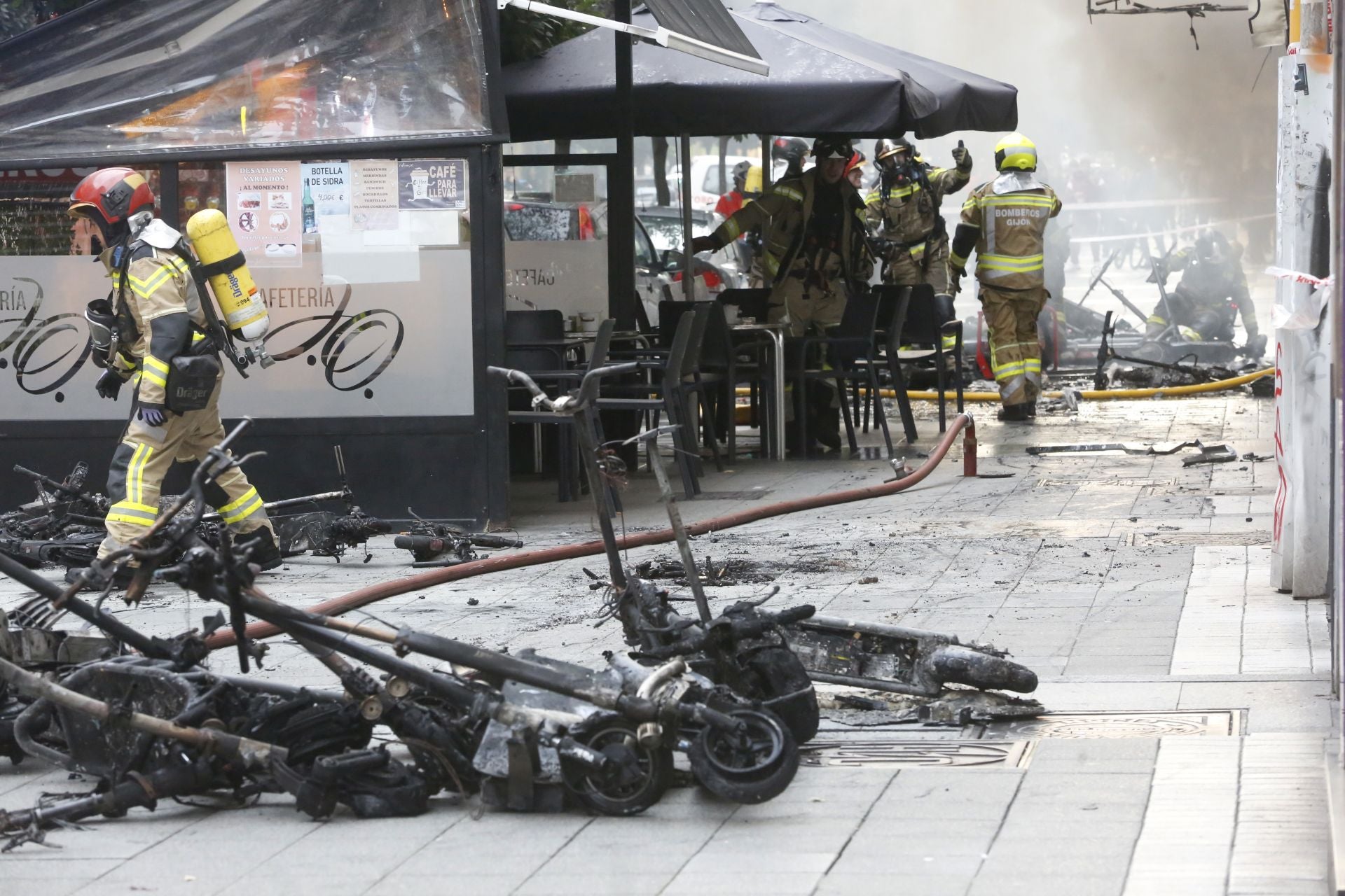 Explosión en una tienda de patinetes eléctricos en Gijón, en imágenes