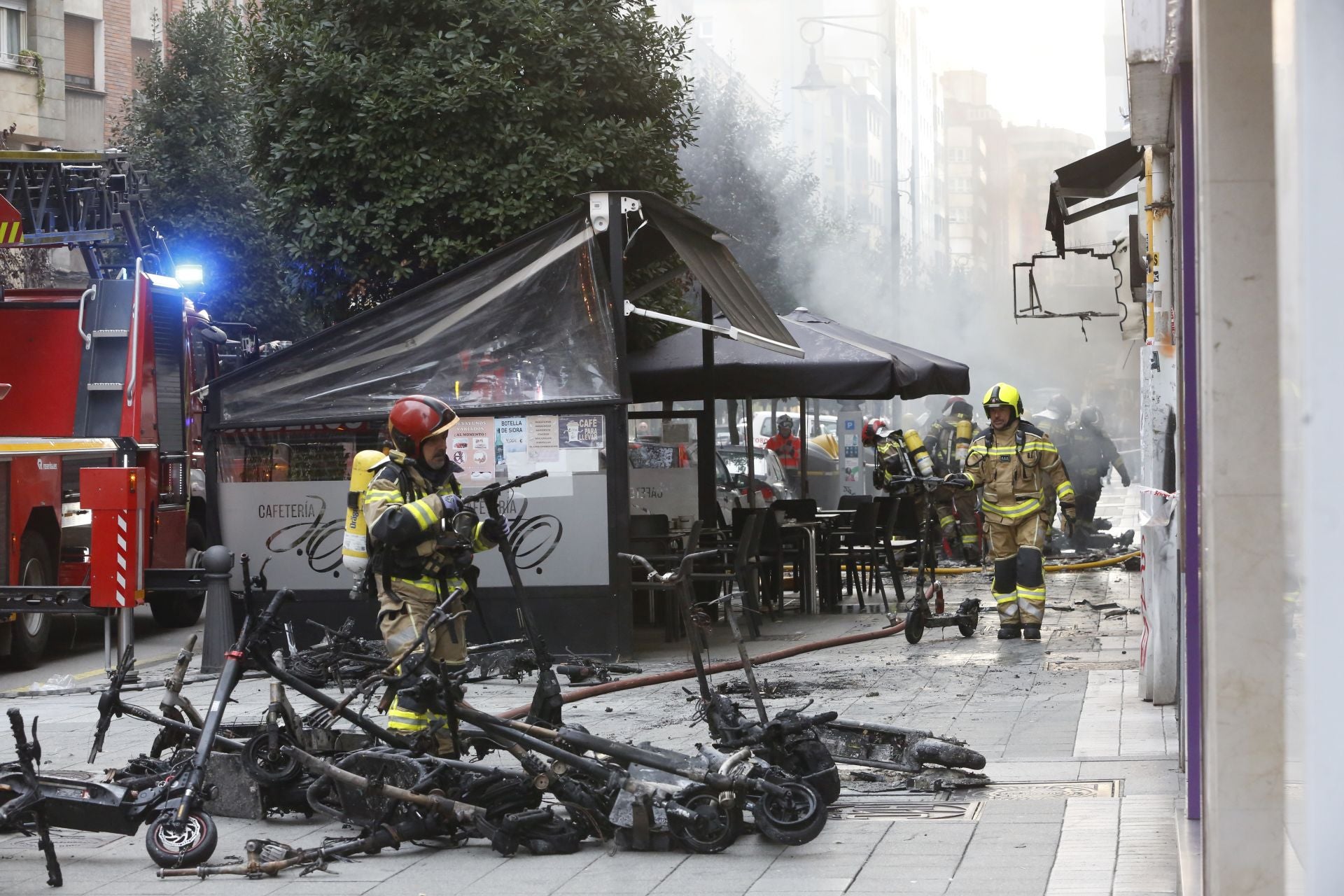 Explosión en una tienda de patinetes eléctricos en Gijón, en imágenes