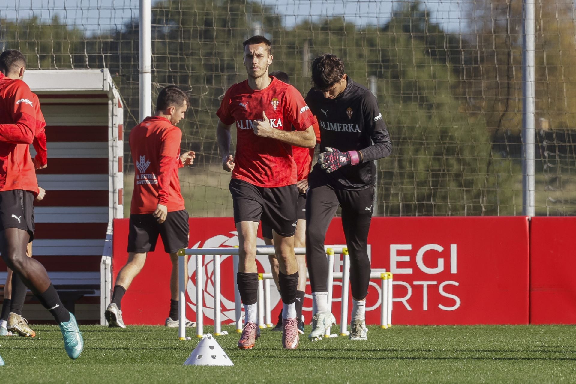 Jonathan Dubasin, en un entrenamiento con el Sporting de Gijón.