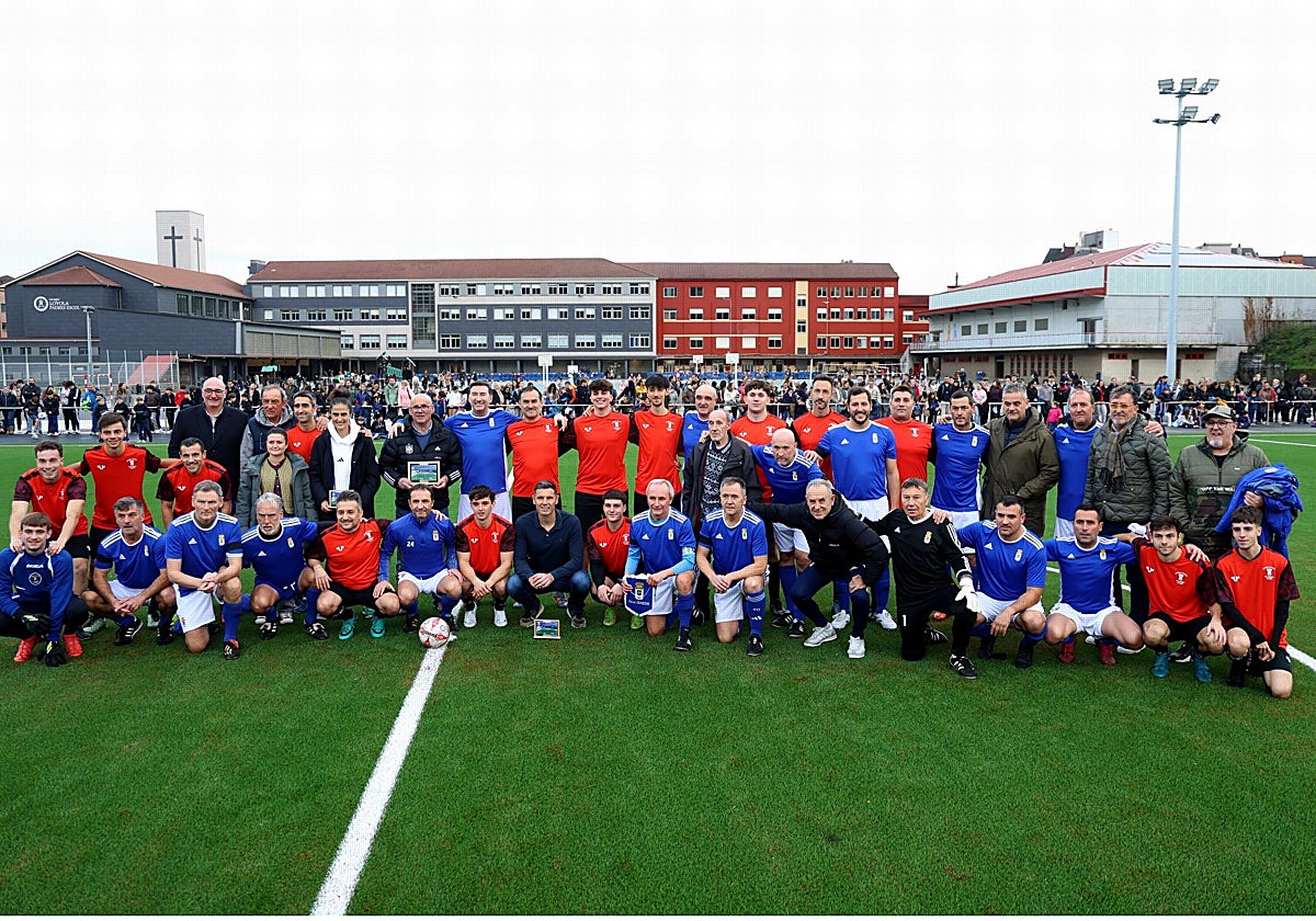 Veteranos del Real Oviedo y entrenadores del Loyola, antes de jugar el partido de fútbol.