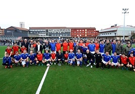 Veteranos del Real Oviedo y entrenadores del Loyola, antes de jugar el partido de fútbol.