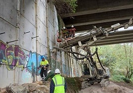 Trabajos para fijar las escamas del estribo del viaducto mediante dos o cuatro bulones por 'escama'.