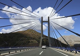 Un turismo circula por el viaducto Ingeniero Carlos Fernández Casado, en el Huerna.