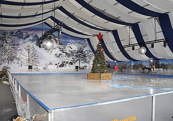 Aspecto que presentaba este miércoles la pista de hielo instalada en el 'Solarón'.