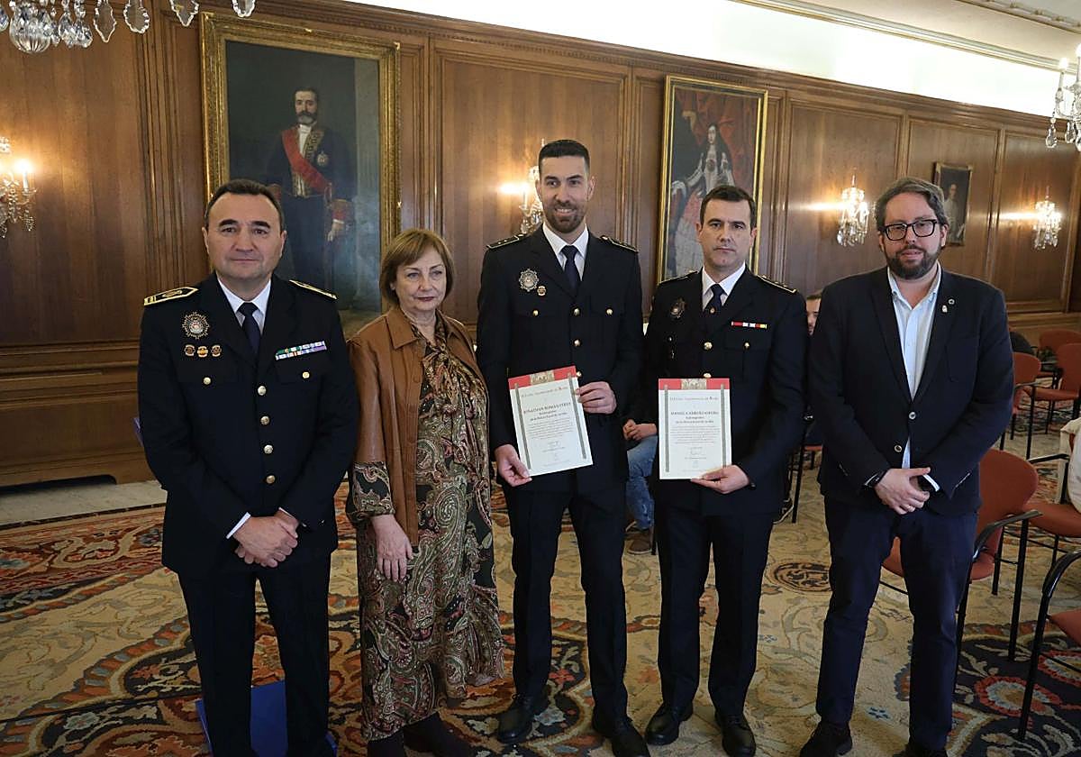 Rafael Rodríguez, jefe de la Policía Local, la alcaldesa Mariví Monteserín, los subinspectores Jonathan Román y Daniel Carreño y el concejal de Recursos Humanos, Noé Vega, en el salón de recepciones del Ayuntamiento