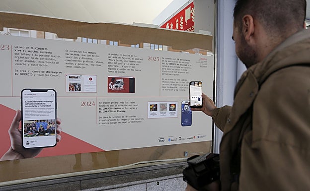 La exposición de encuentra en los aleros de la plaza cubierta de La Pola.