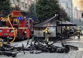 La Policía Nacional y los bomberos acudieron rápidamente al lugar acordonando la zona por una fuerte explosión en la calle Magnus Blikstad.