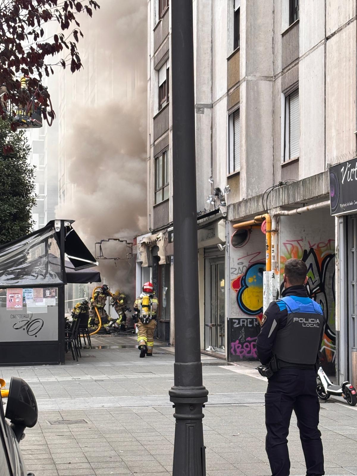 Explosión en una tienda de patinetes eléctricos en Gijón, en imágenes
