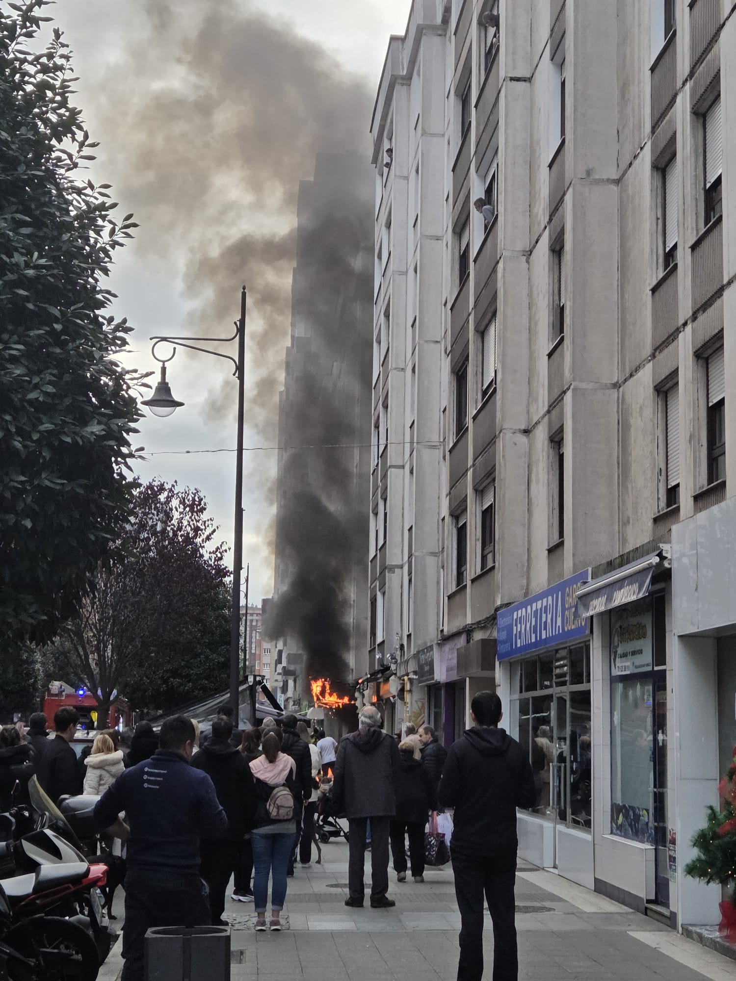 Explosión en una tienda de patinetes eléctricos en Gijón, en imágenes