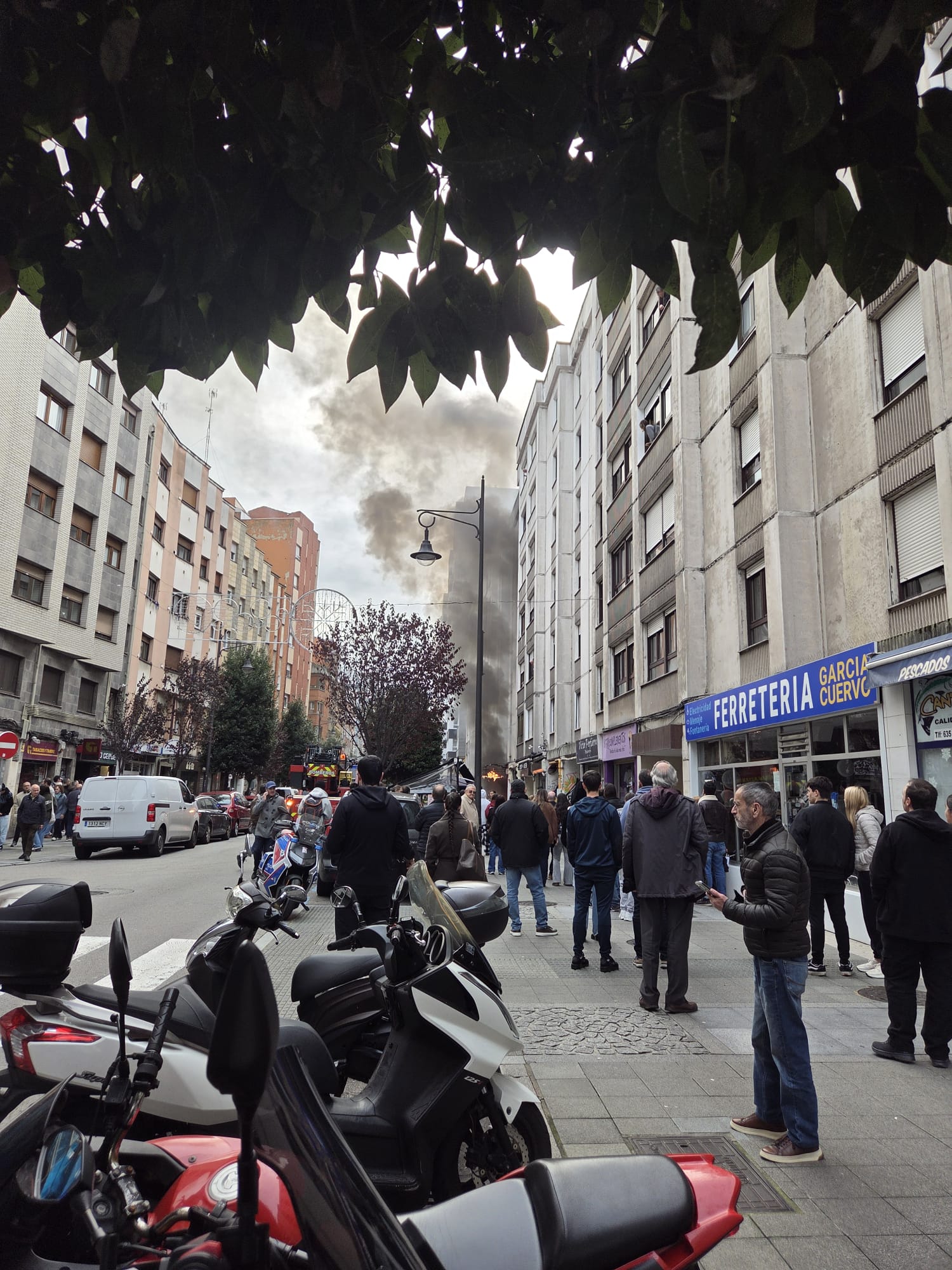 Explosión en una tienda de patinetes eléctricos en Gijón, en imágenes