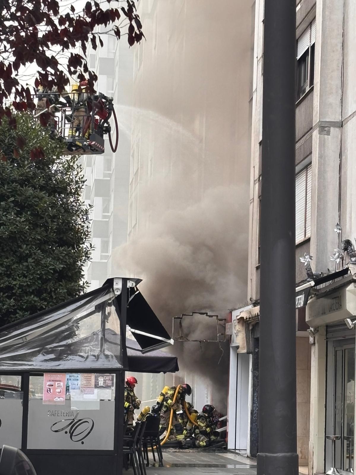 Explosión en una tienda de patinetes eléctricos en Gijón, en imágenes