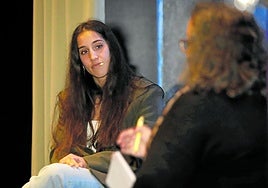 Inés Gago responde a una de las preguntas de la redactora de EL COMERCIO Chelo Tuya.