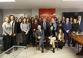 Parte del equipo de Llana Consultores en sus oficinas de Marqués de San Esteban, en una foto de familia de 2024 con motivo de su 50 aniversario