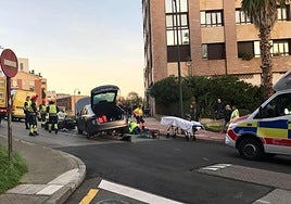 Personal sanitario atiende al motorista herido tras ser excarcelado por los Bomberos en Avilés.