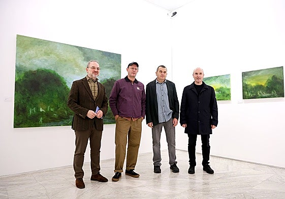 El conservador del museo, Gabino Busto; el comisario, Juan Llano; el artista, Alberto Ámez, y el director de Patrimonio, Pablo León.
