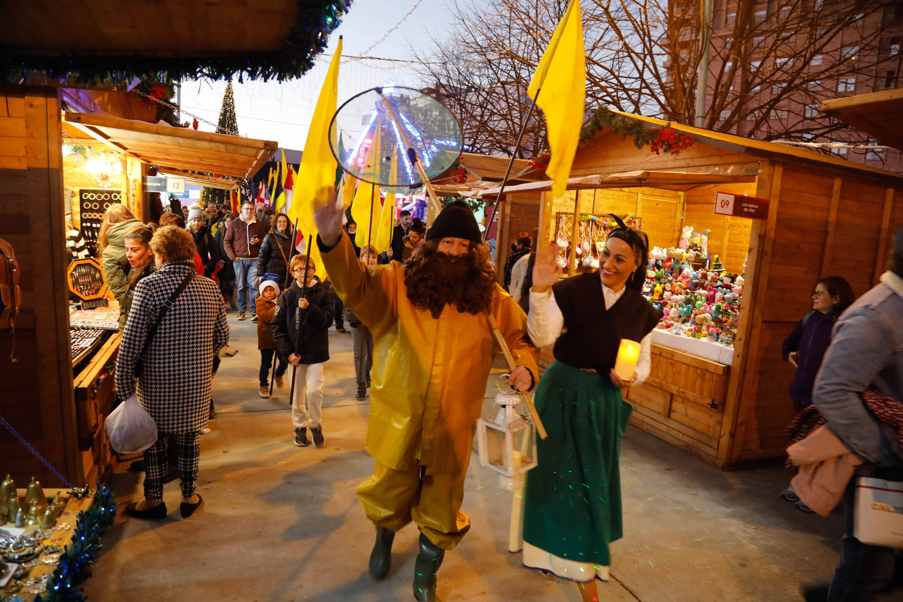 Imagen secundaria 2 - El L'Anguleru visitando a los niños asturianos durante las fiestas.