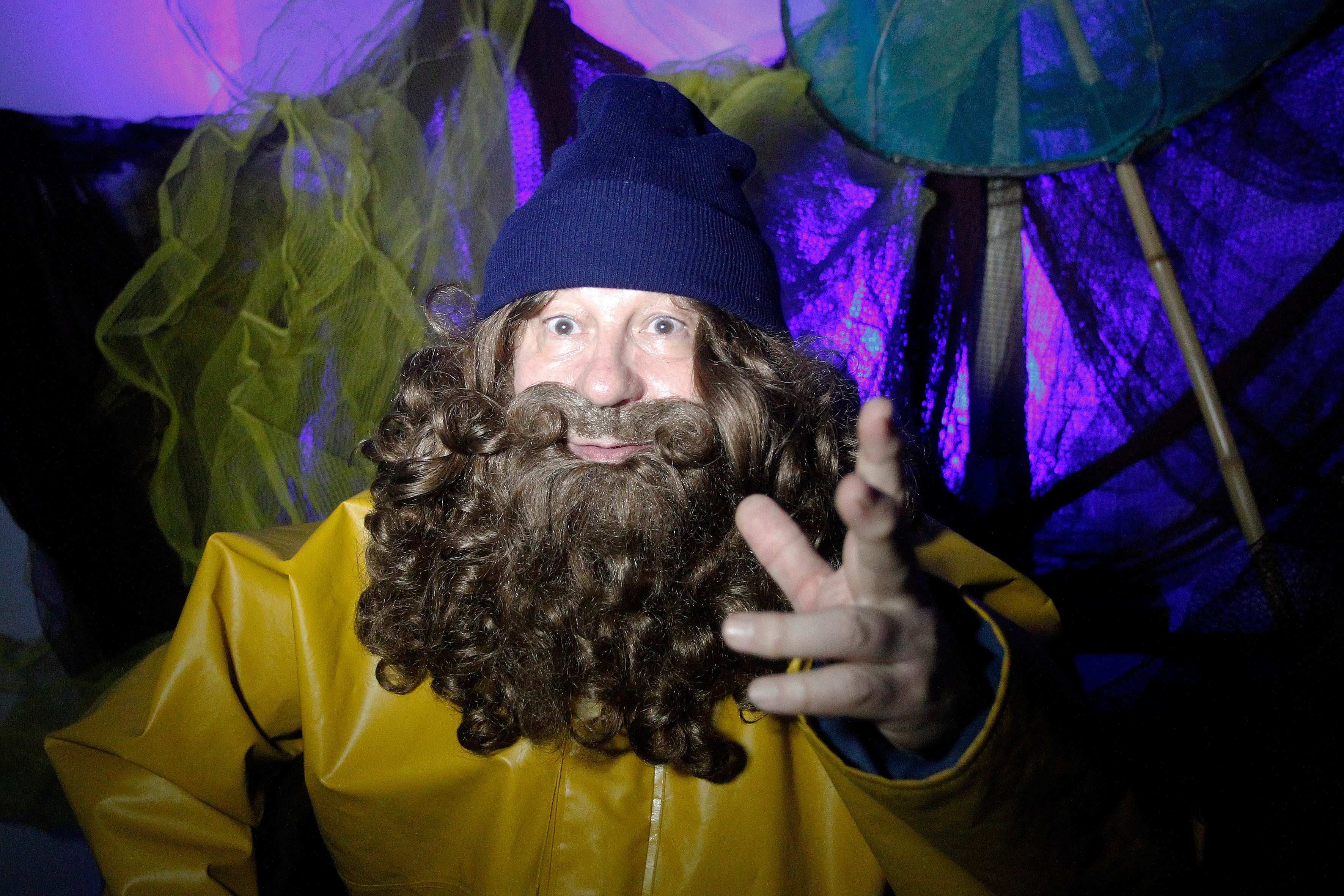 Imagen secundaria 1 - El L'Anguleru visitando a los niños asturianos durante las fiestas.