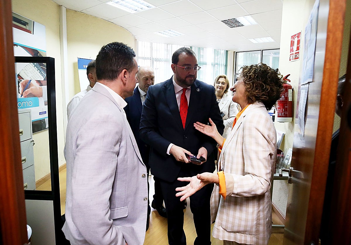 Adrián Barbón y María Jesús Montero, durante una visita de la ministra a Asturias.