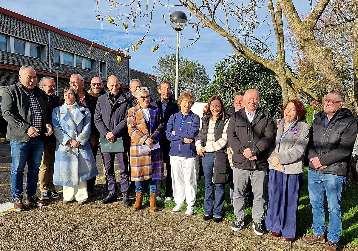 La consejera de Salud, con los alcaldes del noroccidente, con los que se reunió este jueves.